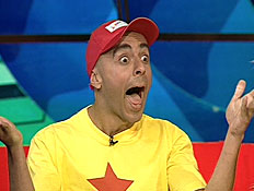 דמות שמחה עם כובע ספורט אדום וחולצה צהובה